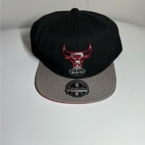 Mitchell & Ness Black Fitted Hat (Chicago Bulls)
Size 8